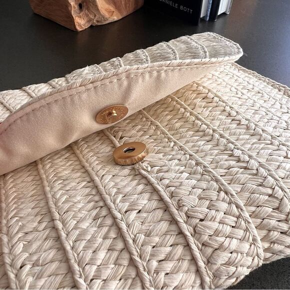 Straw Bag for Women, Woven Tote with Magnetic Buckle. - Picture 3 of 6